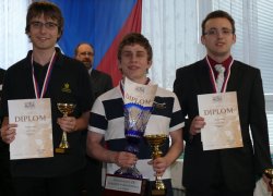 Stupně vítězů dorostenců (zleva): stříbrný FM Tadeáš Kriebel, zlatý IM Vojtěch Plát a bronzový IM Jaroslav Bureš