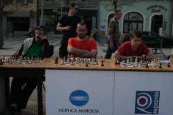 po vítězném Tylečkovi usedl za šachovnici mezinárodní rozhodčí Jaroslav Kořínek