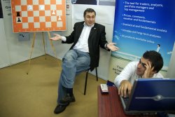Mark Gluhovskij se zájmem naslouchá vítězi turnaje v roce 2008, V. Ivanchukovi (Foto: Jurij Vasiliev, Eugene Atarova, Vladimír Barsky, Maria Fomin a Etery Kublashvili)