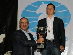 Garry Kasparov předává trofej za druhé místo GM Ipatovovi (zdroj fotografií od Zeynep Yetisgina a Fatma Koc Ozturka - webové stránky pořadatele)