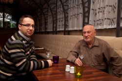 Pavel Matocha a GM Boris Gulko v nejstarší košer restauraci v České republice - King Salomon. (zdroj: webové stránky pořadatele)
