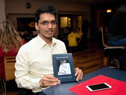 GM Harikrishna Pentala si se zájmem prohlížel novou šachovou knihu brněnských autorů