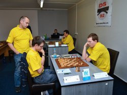Na druhé šachovnici hrají GM David Navara a IM Michail Demidov, přihlíží GM Pavel Blatný