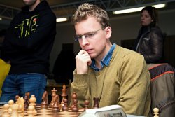 Na třetí šachovnici novoborský GM Viktor Láznička