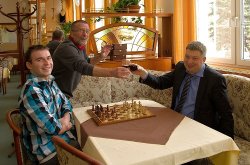 Před analýzou partie si GM Alexej Širov připil s Jaroslavem Fuksíkem