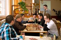 Analýzy partií GM Láznička - IM Bureš, IM Šimáček - GM Wojtaszek. Přihlíží IM Kaňovský