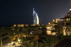 V Dubaji nejvyhlášenější a celosvětově známý sedmihvězdičkový hotel Burj-al-Arab