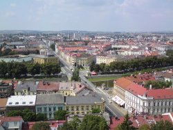 Západní pohled z Bílé věže, rozeznat je Pražský most přes Labe, Filosofickou a Pedagogickou fakultu, hotel Černigov a věž hlavního nádraží