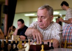 Osmdesátiletý František Vykydal