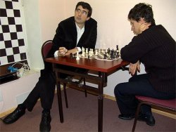 Vladimir Kramnik při analýze s Evgeny Alekseevem (autoři: Jurij Vasiliev, Eugene Atarova, Vladimír Barsky, Maria Fomin a Etery Kublashvili)