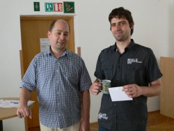 Druhý v pořadí Jiří Soukup (Karlovarský šachklub Tietz). Na snímku s rozhodčím turnaje Ladislavem Hajšmanem.