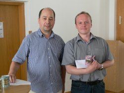 Třetí v pořadí Pavel Fric (Karlovarský šachklub Tietz). Na snímku s rozhodčím turnaje Ladislavem Hajšmanem.