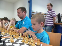 Druhý Jakub Kůsa pod dohledem svého otce Petra (vlevo) a trenéra Martina Hajšmana z kroužku na ZŠ Poštovní (za nimi).