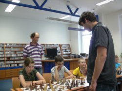 S FM Jiřím Soukupem bojovali i Richard Randák (uprostřed) z TJ Spartak Chodov a svěřenci trenéra Martina Hajšmana z kroužku na ZŠ Poštovní (za nimi) Kateřina a Jan Bartošovi.