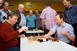 CM Pavel Chrz slaví vítězství s IM Michalem Konopkou
