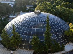 Zdání klame, ale hrací sál tato kopule neskrývá