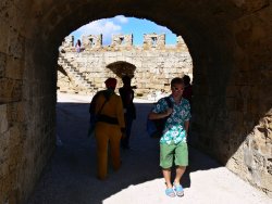 Ulička plná "vúdú žen", za pár euro obdržíte všemocné korálky. Funguje to, věřte. Po chvíli vám z ruky sami zmizí a je vám fajn