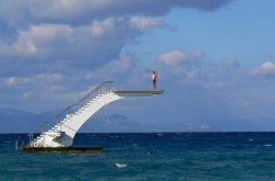 Ve vodě je lépe jak na větrné pláži. Viktor Láznička prozkoumává skokanský můstek.....