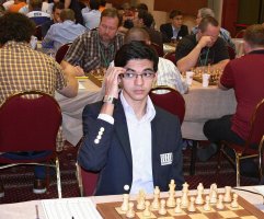 Mladý elegán Anish Giri je až náhradníkem v sestavě SOCARu