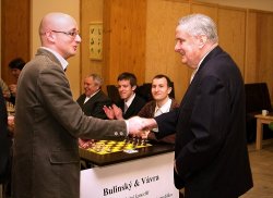 Gratulace panu Vachkovi ke zlaté svatbě, kterou oslaví se svou paní v den MČR v bleskovém šachu (foto: Vladimír Jagr)