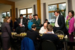 Diváci sledují partii GM Neumana a IM Čecha (foto: Vladimír Jagr)