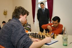 Cyril Ponížil a Krishnan Sasikiran, přihlíží kapitán Benčo