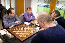 Nejsilnější hráč soutěže Ruslan Ponomariov (uprostřed), hájící první šachovnici Výstaviště Lysá nad Labem (Autor: Vladimir Jagr)