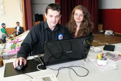 Onlajnista orlovák Martin Sieber s pomocnicí