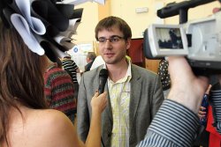 Tadeáš Kriebel dává rozhovor před kamerou