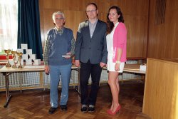 Zleva: nejstarší účastník pan Tomíček, ředitel turnaje Mgr. Krupa, Monika