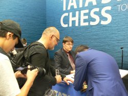 Mamedyarov se podepisuje, Tomashevsky přihlíží