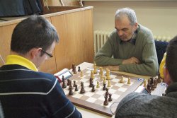 Káňa sen. se utkal v prvním kole s GM Navarou. Kaňa jun.  málem chytil infarkt…
