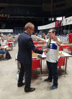ozhodčí Palovský kontroluje přítomnost elektronických zařízení u velmistra Sergeje Movsesjana